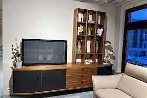 Wohnkombination in Nussbaum / Lack Graphit matt