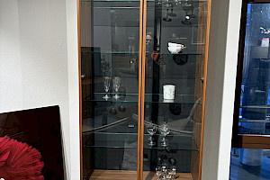 Vitrine Ramon in Nussbaum Nova mit Beleuchtung